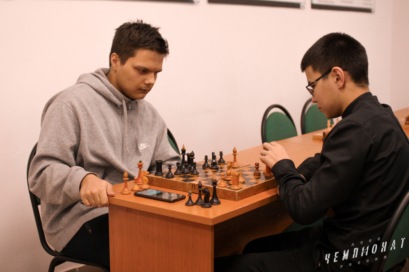 Участники шахматного турнира играют в зале где имеются 8 столиков