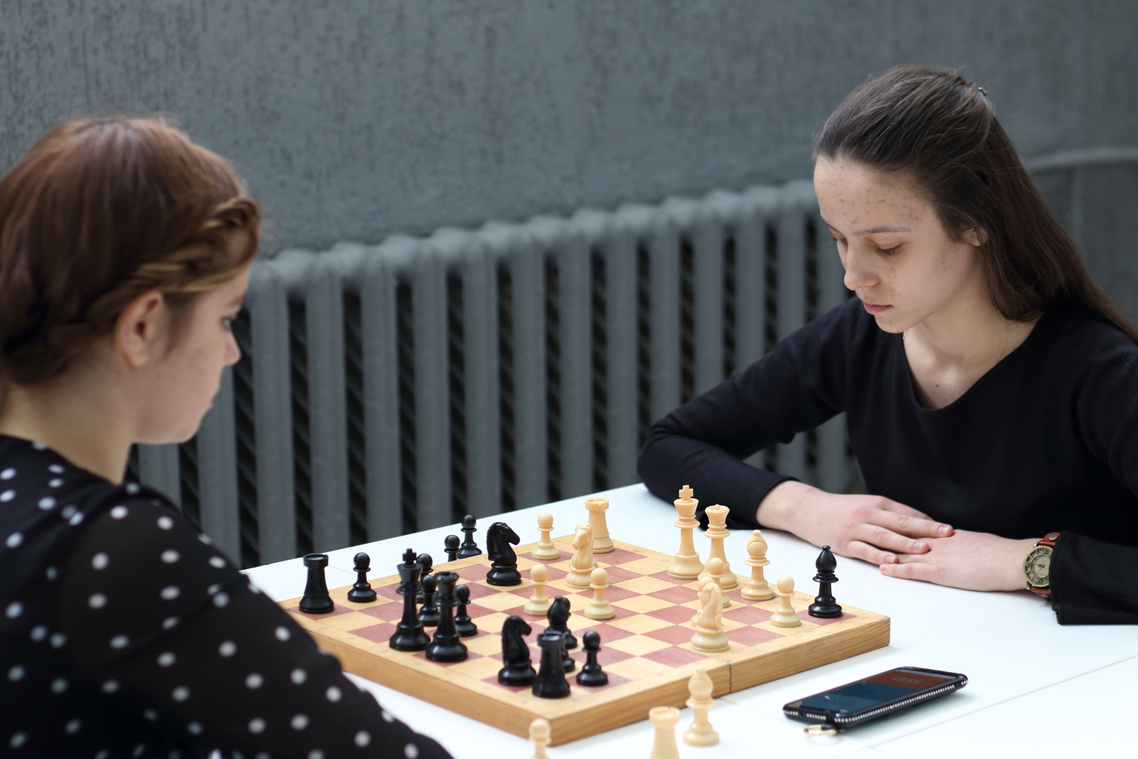 Women in chess. Шахматы женщина без лица. Женщина и шахматы со спины. Краснодар шахматы женщины.