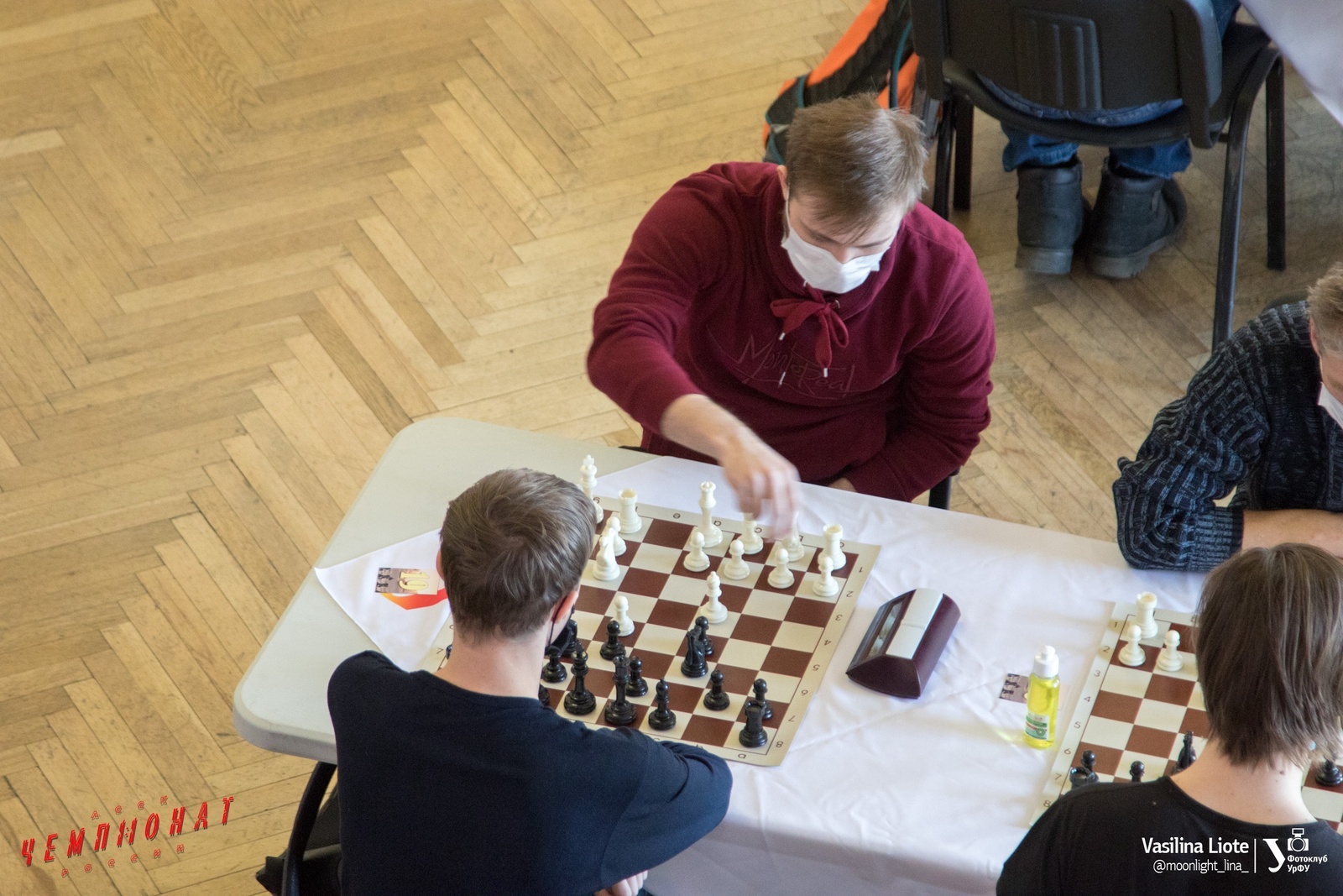 Участники шахматного турнира играют в зале где имеются 8 столиков