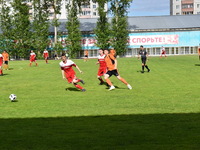Защитник "Горняка" Андрей Веперев отрабатывает в обороне.