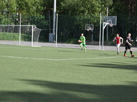 Голкипер "Горняка" Иван Клюев вводит мяч в игру.